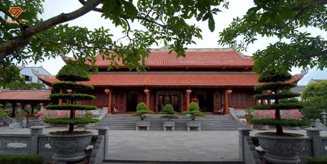 Toàn bộ khuôn viên căn biệt phủ gồm có 4 nhà, 2 chòi và 1 hầm rượu. Riêng nhà chính được xây dựng trên 400 m2 đất, nền móng cao 2,8 m với 46 cột gỗ có đường kính từ 1,2 - 1,4 m. Nhà mang phong cách cổ 100% với phần mái uốn lượn và lợp ngói. Ảnh chụp màn hình NhaTo