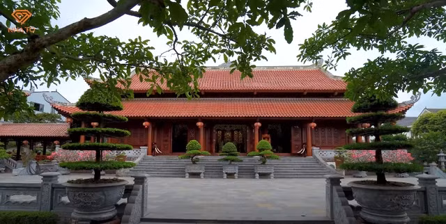 Toàn bộ khuôn viên căn biệt phủ gồm có 4 nhà, 2 chòi và 1 hầm rượu. Riêng nhà chính được xây dựng trên 400 m2 đất, nền móng cao 2,8 m với 46 cột gỗ có đường kính từ 1,2 - 1,4 m. Nhà mang phong cách cổ 100% với phần mái uốn lượn và lợp ngói. Ảnh chụp màn hình NhaTo