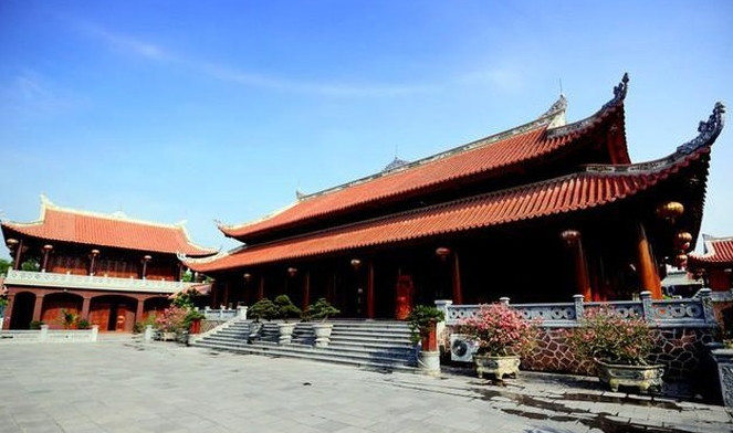 Ngôi nhà được xây dựng trong 5 năm, bắt đầu từ 2004 bằng nhiều loại gỗ quý như: đinh hương, giáng hương, cẩm lai.. Ảnh: Znews