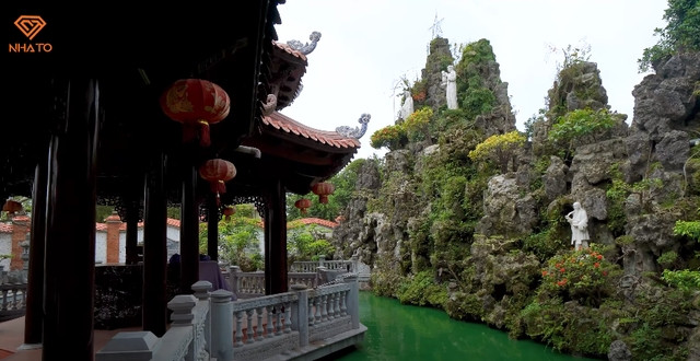 Trong khuôn viên biệt phủ còn có ao cá rộng rãi và hệ thống núi đá đồ sộ bao quanh. Ảnh chụp màn hình NhaTo