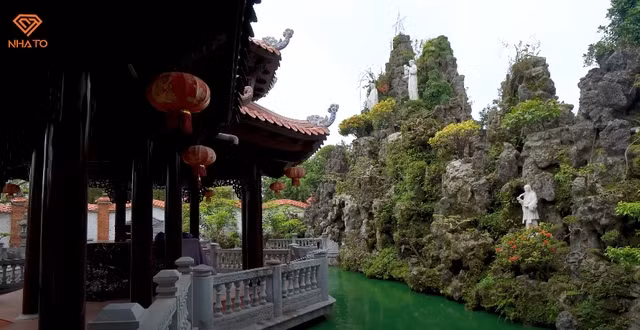 Trong khuôn viên biệt phủ còn có ao cá rộng rãi và hệ thống núi đá đồ sộ bao quanh. Ảnh chụp màn hình NhaTo