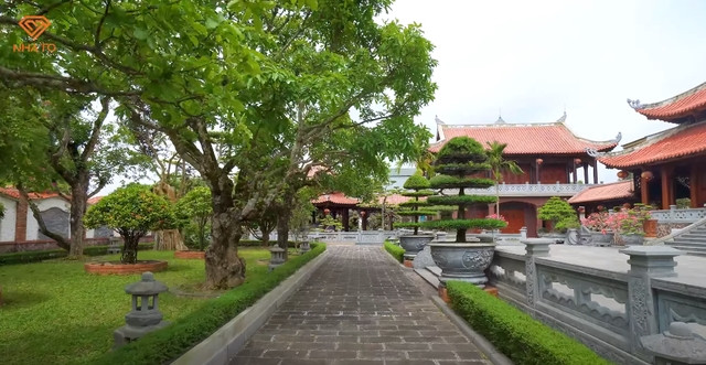 Khuôn viên sân vườn nhiều cây xanh, rợp bóng mát. Ảnh chụp màn hình NhaTo