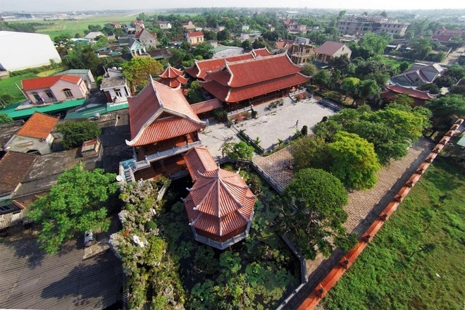 Bao quanh nhà là hàng rào kiên cố cao gần 3m, xây dựng rất công phu. Ảnh: Znews