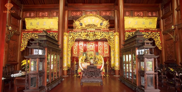 Căn nhà được làm 100% từ gỗ hương Lào, loại gỗ đem lại mùi thơm nhẹ nhàng và cũng có sức chống chịu tốt với thời tiết. Ảnh chụp màn hình NhaTo