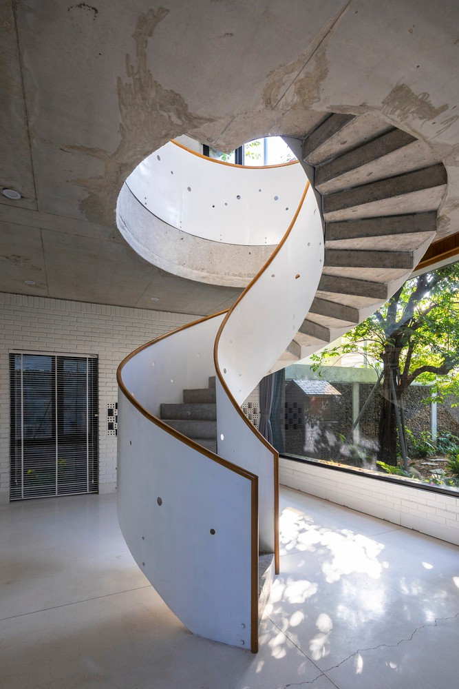 Nhờ đó, ngôi nhà hòa nhập liền mạch với cảnh quan thiên nhiên xung quanh, mang đến cho chủ nhân một không gian sống yên tĩnh. Nguồn ảnh: Trieu Chien