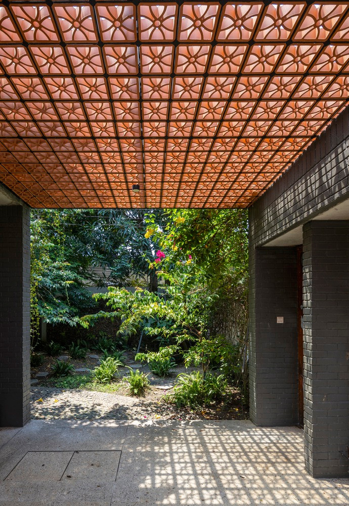 Phòng khách nhà bếp liên thông và phòng ngủ chính đều có tầm nhìn tuyệt đẹp ra khung cảnh xanh mát.