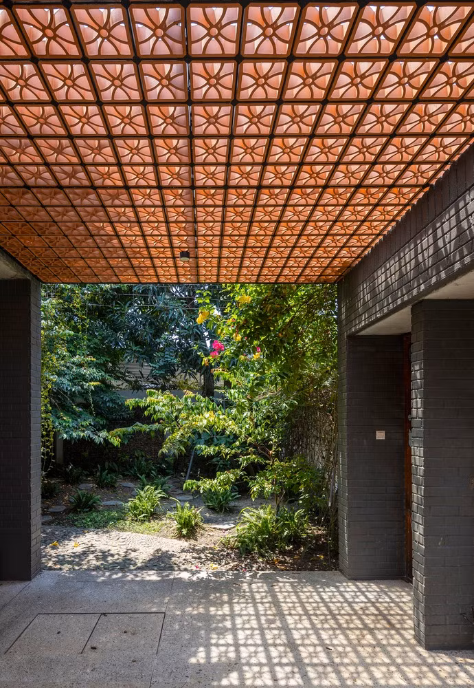 Phòng khách nhà bếp liên thông và phòng ngủ chính đều có tầm nhìn tuyệt đẹp ra khung cảnh xanh mát.