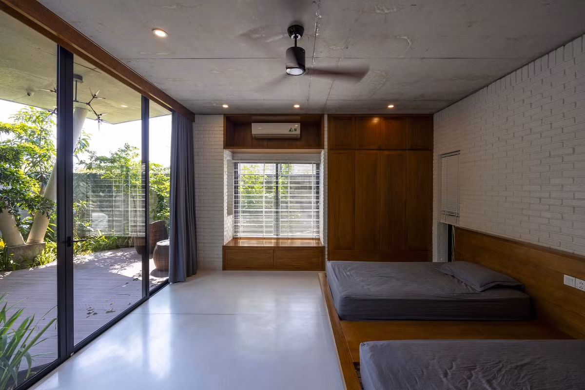 Tầng 2 bố trí các phòng ngủ cho trẻ em và khách, trong khi sự kết hợp sáng tạo giữa hai khối tạo ra các mô hình xanh đa dạng, được bổ sung bởi khoảng sân xanh rộng rãi, giúp các phòng ngủ chìm đắm trong khung cảnh thiên nhiên rộng lớn.