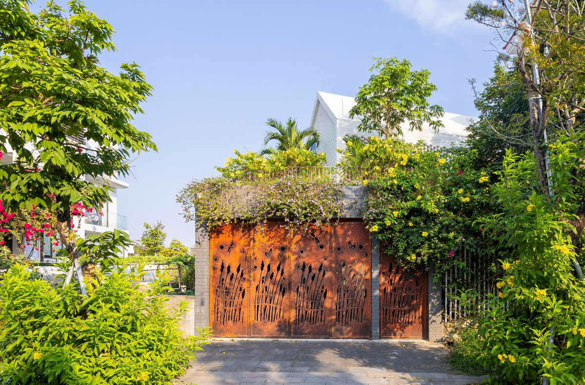 Điểm ấn tượng nhất khi nhìn vào ngôi nhà này là xu hướng thiết kế không gian mở, tận dụng khoảng trống tối đa để lấy ánh sáng và khí trời.