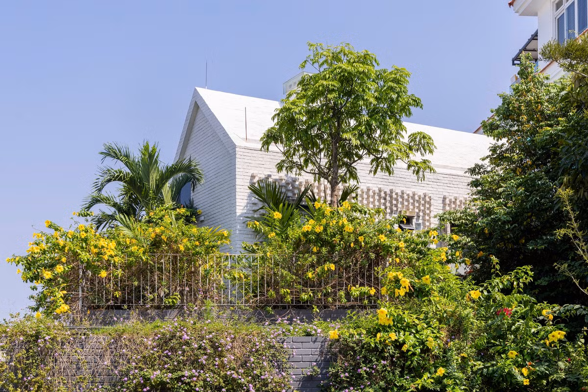 Với phong cách kiến trúc độc đáo, căn nhà gợi lên những kỷ niệm đẹp về lối sống châu Âu trước đây của gia chủ, tạo nên một không gian sống thực sự đặc biệt và mang đậm dấu ấn cá nhân.