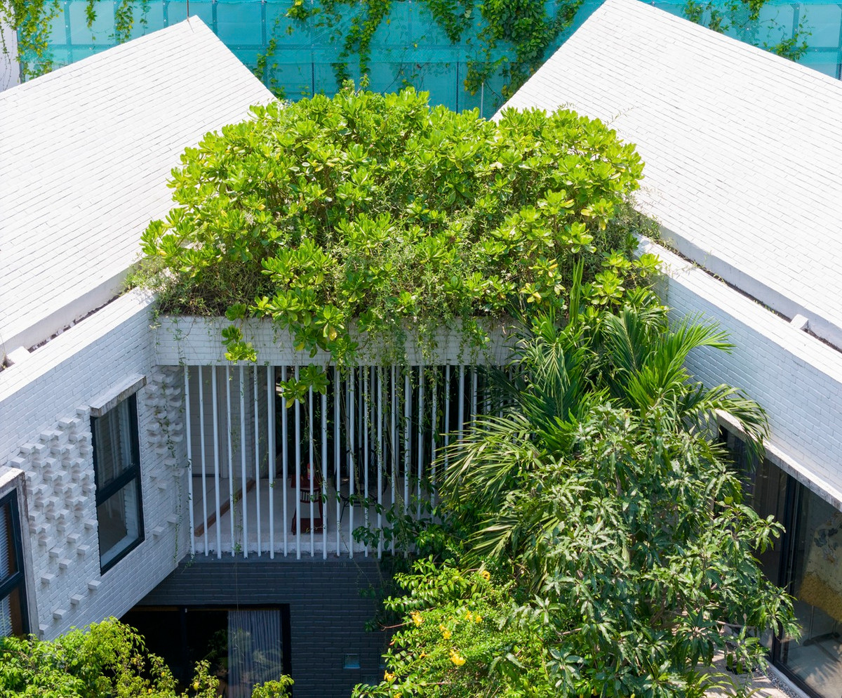 Lấy cảm hứng từ mong muốn của gia chủ về một nơi nghỉ dưỡng yên bình, kiến trúc sư đã tạo ra mảng xanh với tổng diện tích xây dựng chỉ 40%, toàn bộ không gian còn lại dành cho những mảng cây xanh.