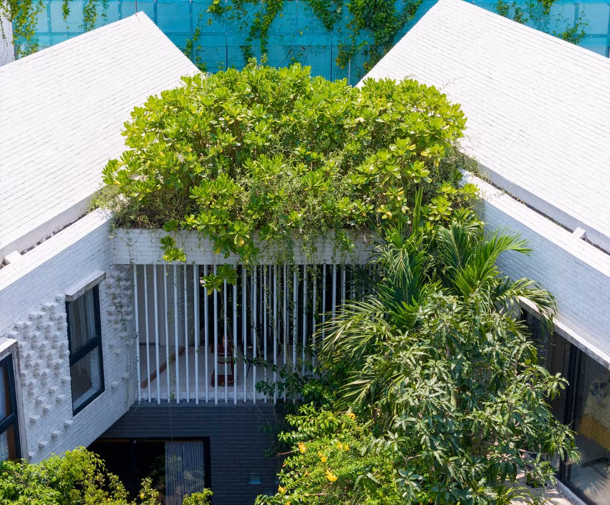 Lấy cảm hứng từ mong muốn của gia chủ về một nơi nghỉ dưỡng yên bình, kiến trúc sư đã tạo ra mảng xanh với tổng diện tích xây dựng chỉ 40%, toàn bộ không gian còn lại dành cho những mảng cây xanh.