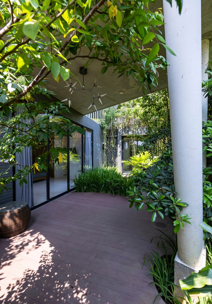 Sân vườn phía trước trồng cây ăn trái gợi nhớ ngôi nhà quê giúp giảm bớt cái nóng của nắng Tây. Sân sau có ốc đảo thanh bình với ao cá, hoa và cây bụi trồng dày đặc, là trái tim của ngôi nhà.