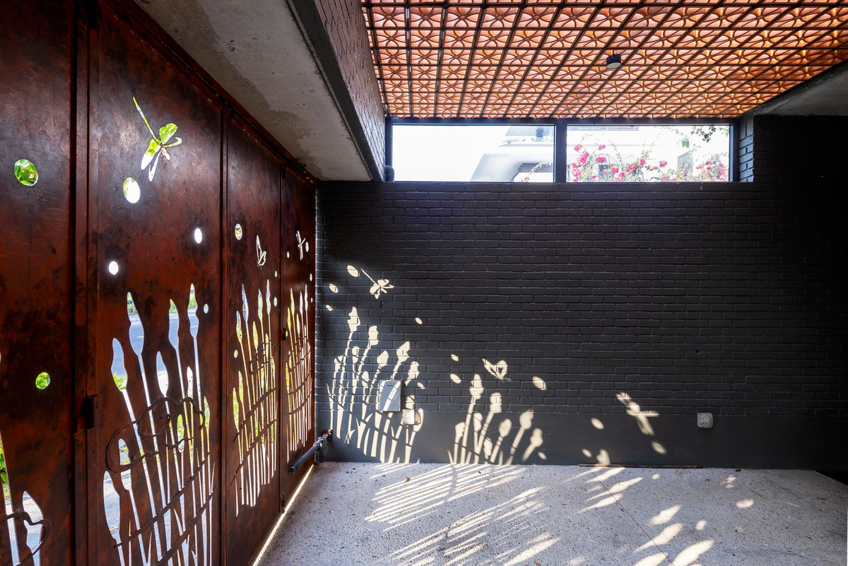 Từ ngoại thất đến nội thất, toàn bộ ngôi nhà được xây dựng bằng khối xi măng và đá mài truyền thống, tạo nên một không gian và hình thức kiến trúc gắn kết.