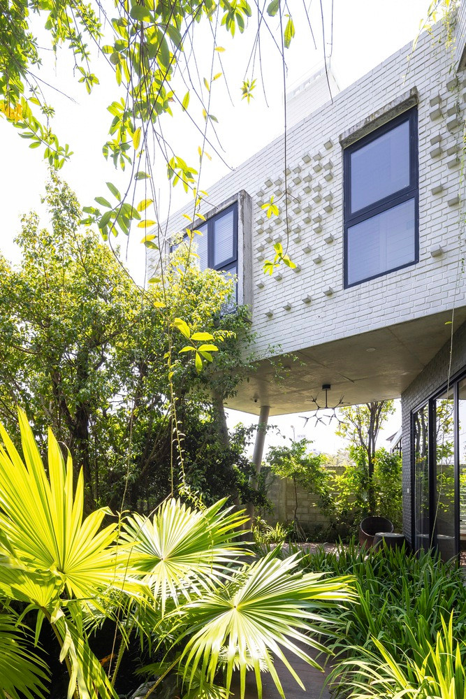 Trong khi những ngôi nhà lân cận ưu tiên quy mô và sự sang trọng thì ngôi nhà duyên dáng này lại có một cách tiếp cận khác.