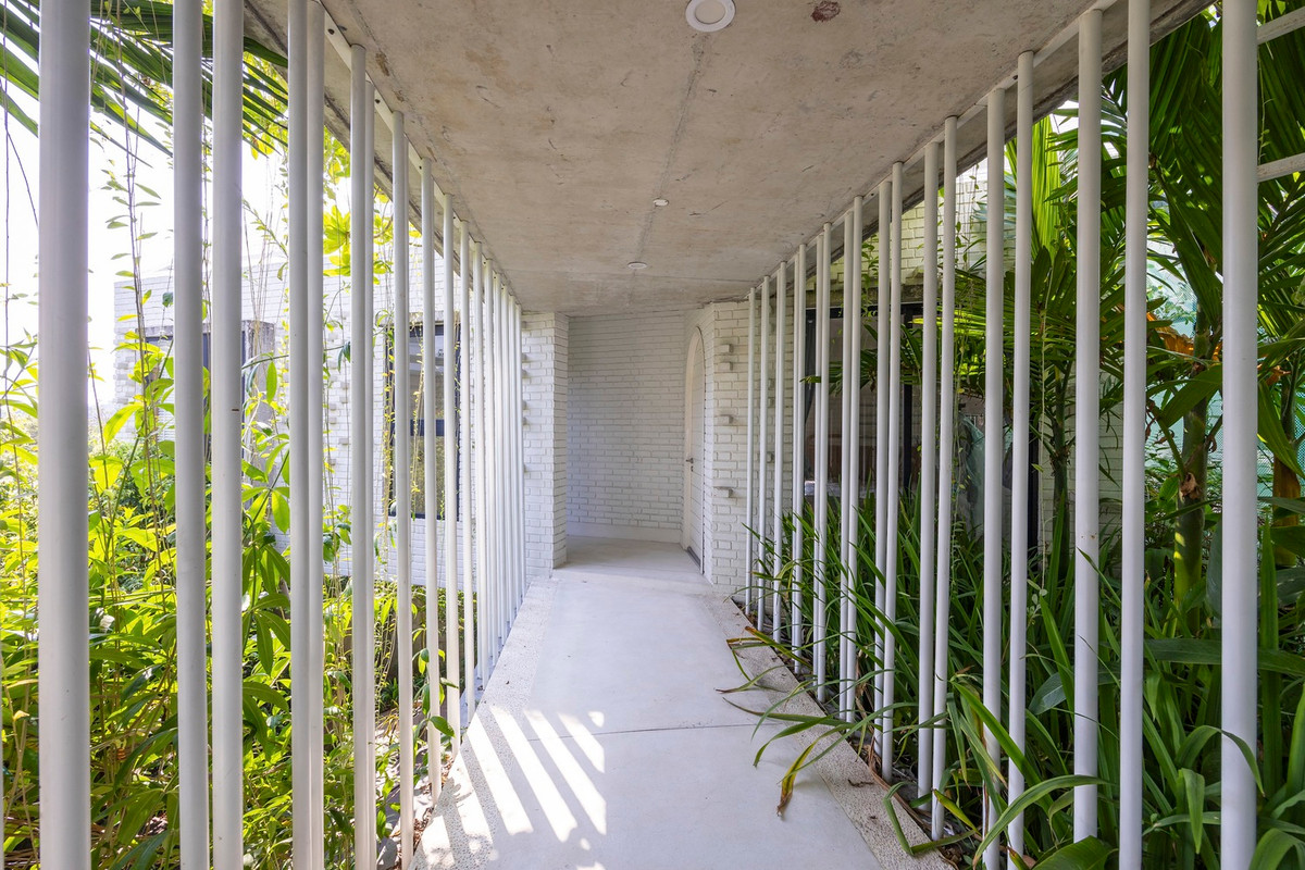 Một hành lang lãng mạn kết nối các khối nhà, trong khi cảnh quan ngoằn ngoèo được thiết kế có chủ ý tạo ra hai khu vườn rộng lớn.