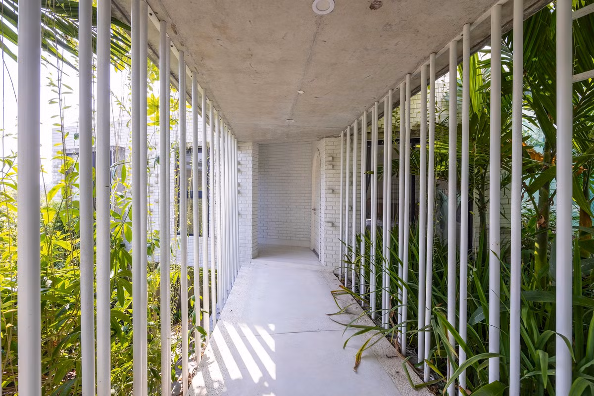 Một hành lang lãng mạn kết nối các khối nhà, trong khi cảnh quan ngoằn ngoèo được thiết kế có chủ ý tạo ra hai khu vườn rộng lớn.