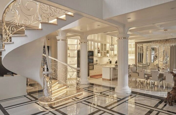 Quang Lê không khỏi choáng ngợp trước độ hoành tráng trước căn biệt thự. Ở bên trong, Lệ Quyên lựa chọn cách bày trí đơn giản nhưng sang trọng, tinh tế. Ảnh: FB Lệ Quyên