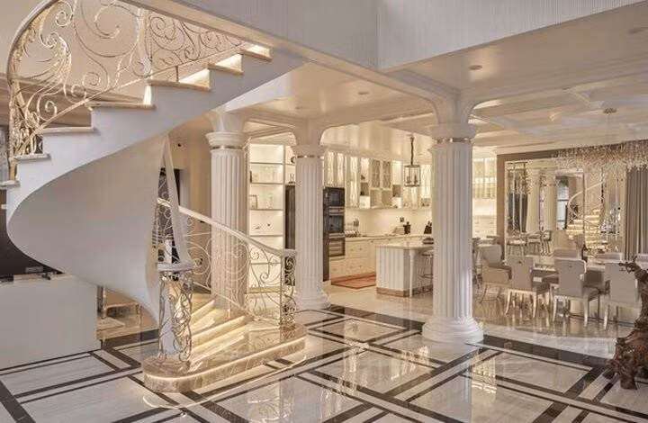 Quang Lê không khỏi choáng ngợp trước độ hoành tráng trước căn biệt thự. Ở bên trong, Lệ Quyên lựa chọn cách bày trí đơn giản nhưng sang trọng, tinh tế. Ảnh: FB Lệ Quyên