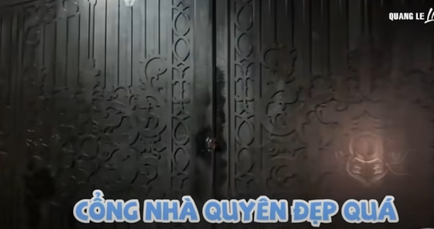 Từ bên ngoài, căn biệt thự được bảo vệ cẩn thận qua nhiều lớp an ninh như cửa sắt, camera chống trộm. Đặc biệt, Lệ Quyên còn thuê 2 người thay ca trông coi biệt thự 24/24. Ảnh chụp màn hình