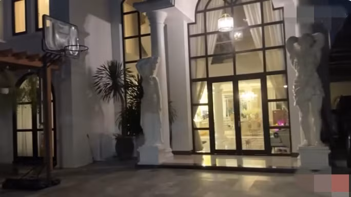 Biệt thự của Lệ Quyên nguy nga chẳng khác tòa lâu đài, được sơn màu trắng tinh, thiết kế theo phong cách phương Tây, kết hợp giữa cổ điển và hiện đại. Ảnh chụp màn hình