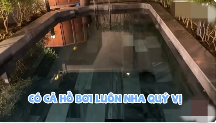 Phía trước nhà là hồ bơi lớn. Ảnh chụp màn hình