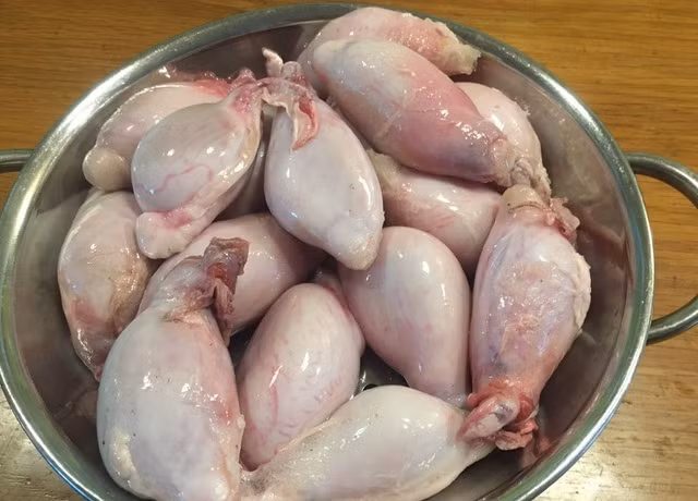 Được "ca tụng" như "thần dược" phòng the hiệu quả, ngọc dương dê (tinh hoàn của con dê đực) luôn là mặt hàng luôn đắt khách. Ảnh: Vietnamnet