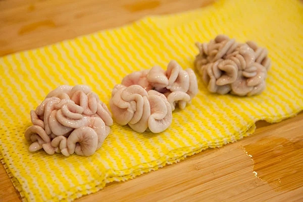 Được cho là tốt cho sức khỏe nam giới nên nhiều người sẵn sàng chi cả vài triệu đồng/kg để mua tinh hoàn cá về thưởng thức. Ảnh: Getty