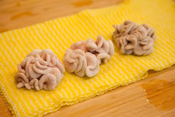 Được cho là tốt cho sức khỏe nam giới nên nhiều người sẵn sàng chi cả vài triệu đồng/kg để mua tinh hoàn cá về thưởng thức. Ảnh: Getty