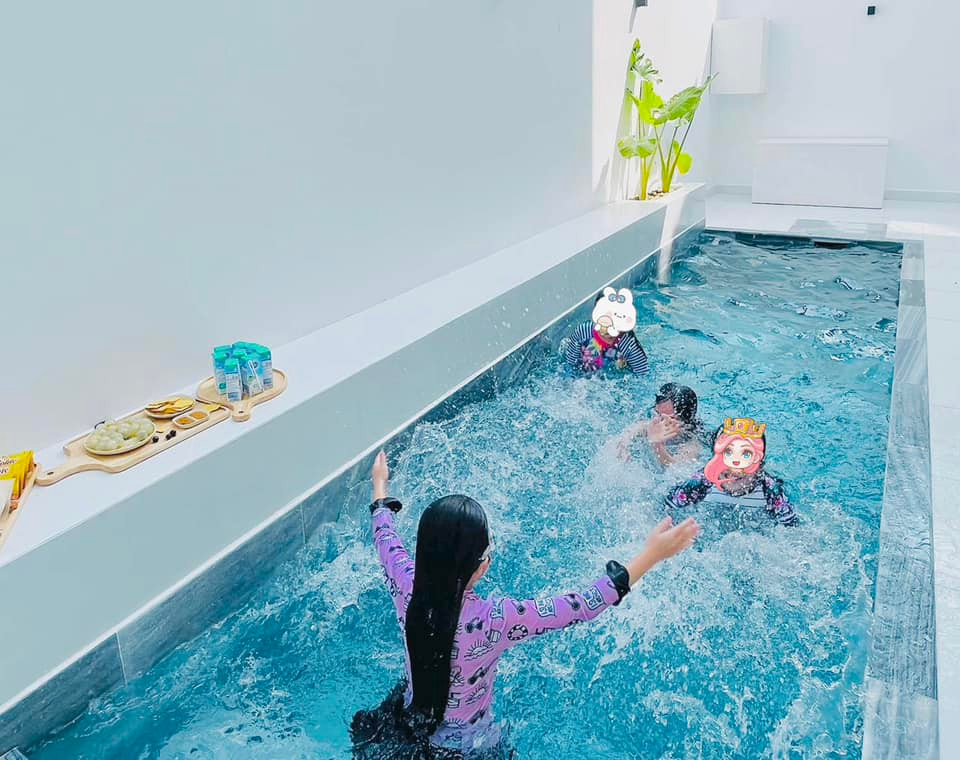 Hồ bơi bên trong cơ ngơi triệu đô của vợ chồng Thủy Tiên - Công Vinh. Nguồn ảnh: FBNV