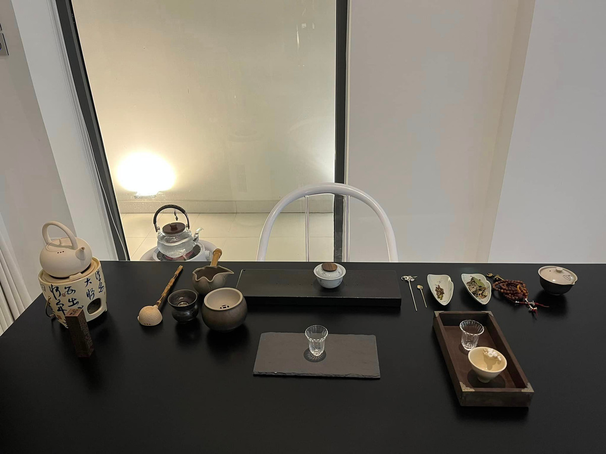 Nữ ca sĩ xả loạt ảnh chụp từng góc trong nhà. Có thể thấy, biệt thự của Công Vinh - Thủy Tiên sử dụng gam màu trắng làm chủ đạo với không gian rộng rãi.