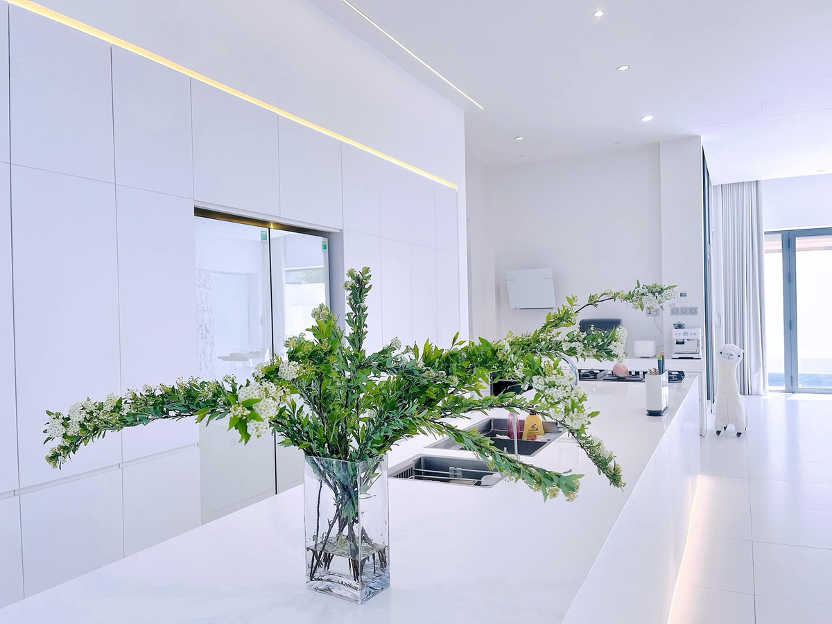 Khu bếp được vợ chồng Thủy Tiên bày trí đồ gia dụng sang trọng.