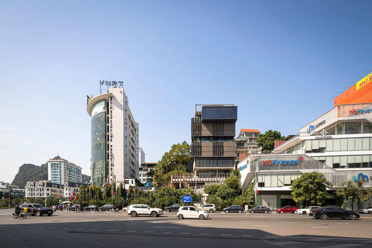 Nằm trên sườn dốc tại khu vực ngã 5 trung tâm thành phố Hạ Long, căn biệt thự có tầm nhìn thông thoáng ra biển. Dự án đầy thách thức đối với cả kiến trúc sư và chủ đầu tư trong việc có tư duy phù hợp cho một cảnh quan độc đáo như vậy.