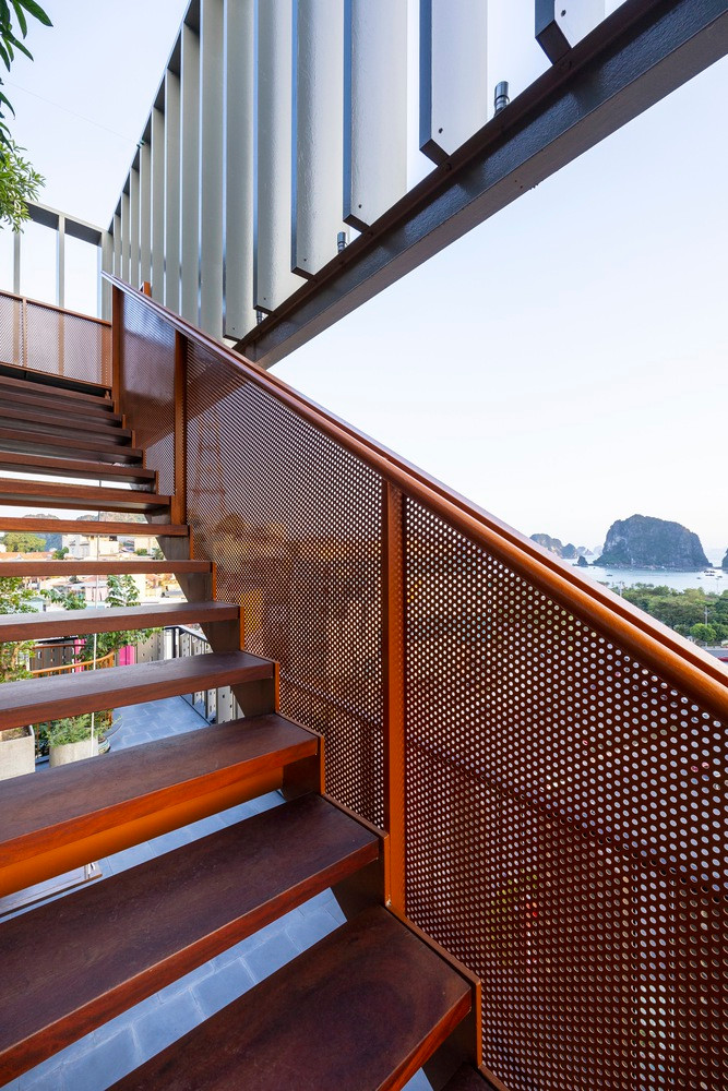 Cầu thang ngoài trời hướng đến view biển thoáng mát.