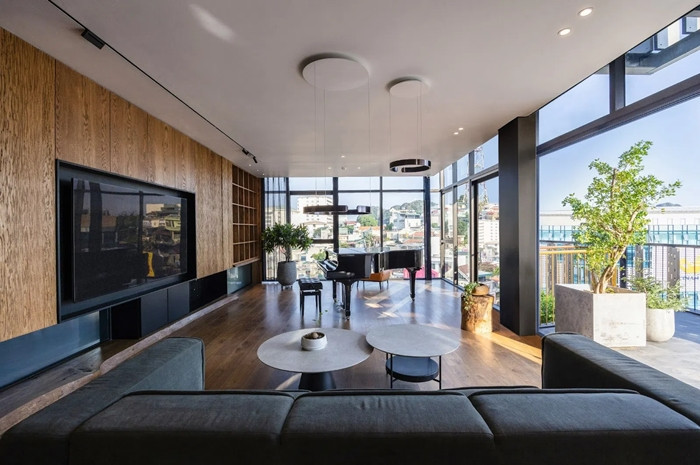 Phòng khách nằm trên tầng cao sở hữu không gian thoáng đãng và yên tĩnh.