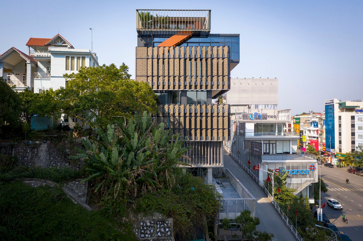 Kiến trúc sư phải đối mặt với một số tình huống khó khăn là phải xem xét đến khía cạnh an toàn, vững chãi của mặt tiền nhưng cũng phải tính đến sự kết nối giữa nội - ngoại thất và cảnh quan.