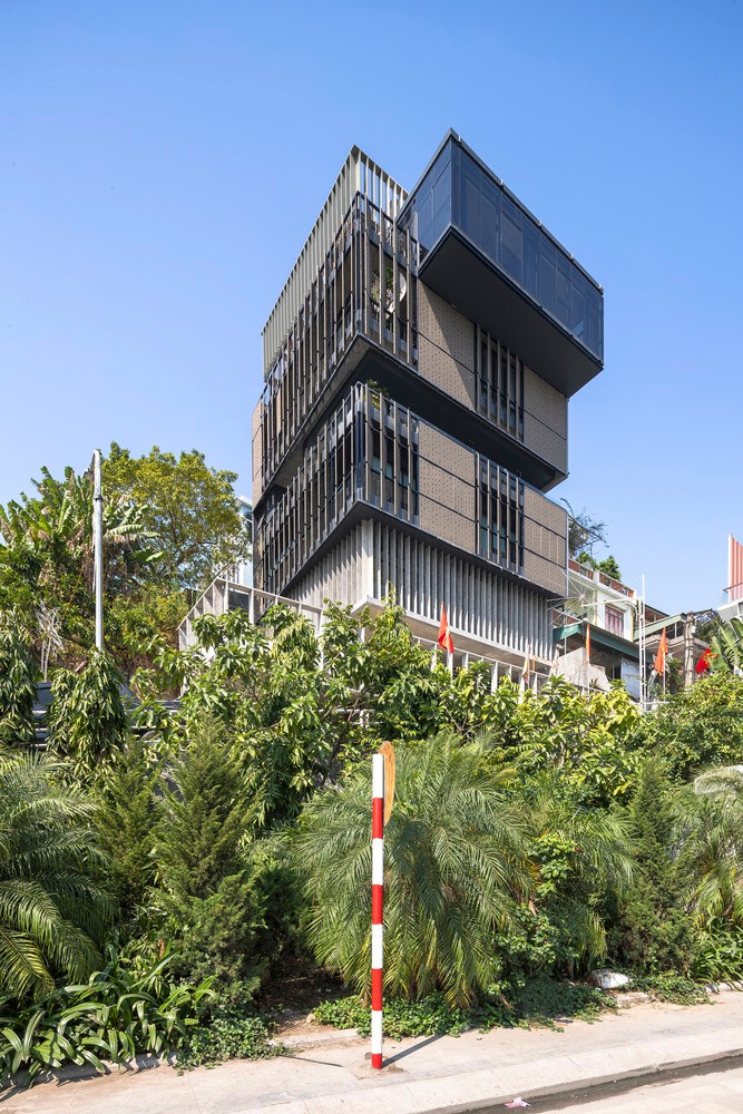 Nằm trong vịnh không hứng chịu thiên tai như các thành phố ven biển khác nhưng nơi đây vẫn có gió biển 10 độ kèm theo hơi mặn khiến bề mặt công trình xuống cấp nhanh chóng.