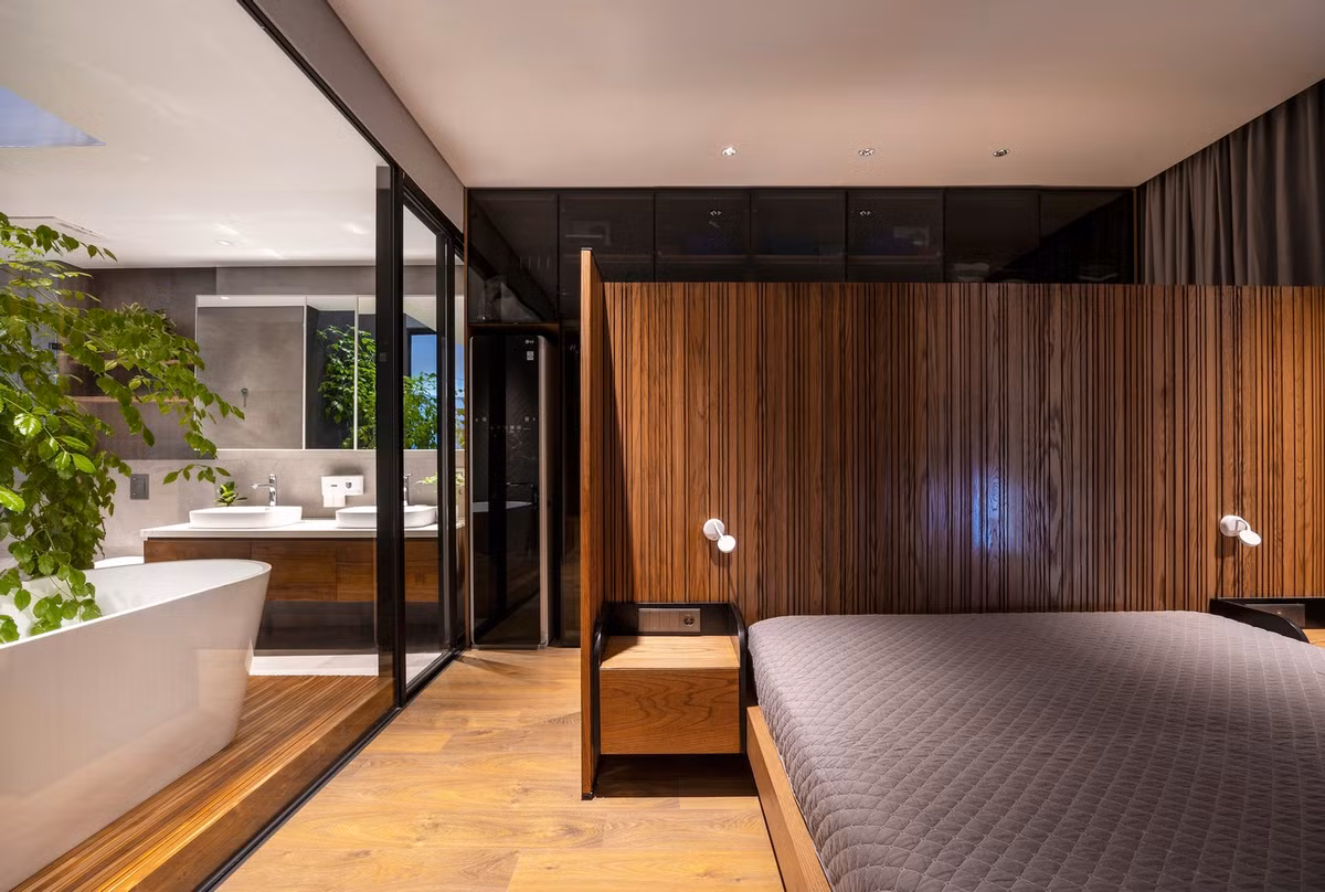 Phòng ngủ kết nối mở nối liền với không gian phòng tắm tạo cảm giác rộng rãi.