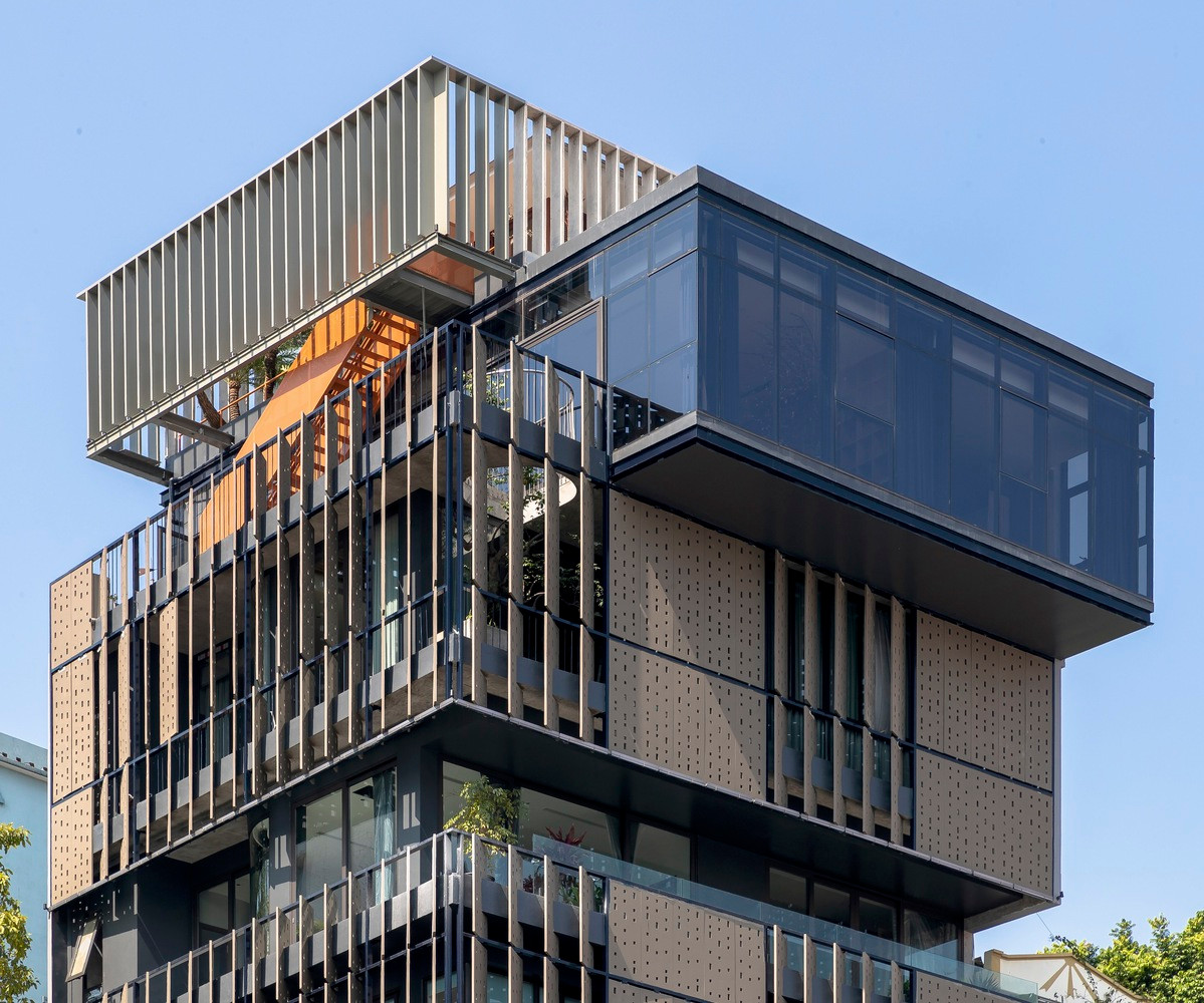 Theo đó, giải pháp là hệ thống che phủ hai lớp giống như phương pháp kiến trúc truyền thống. Kính bên trong kết nối với ánh sáng tự nhiên đồng thời ngăn chặn gió biển và tiếng ồn đô thị.