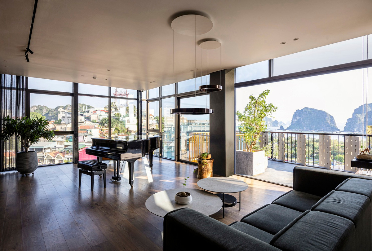 Căn nhà có chức năng phức tạp: các tầng thấp hơn dành cho thuê và các tầng cao hơn, nơi không khí yên tĩnh hơn, cảnh biển mở rộng cho phép tầm mắt vươn tới tận chân trời là nơi để gia chủ tận hưởng không gian riêng của mình.