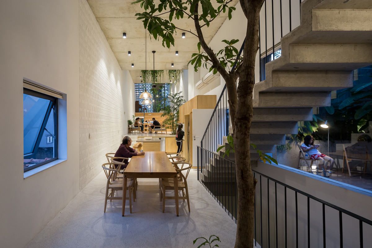 Thiết kế này giúp tạo không gian mở và mang lại cảm giác rộng rãi bất ngờ, mặc dù chiều rộng của ngôi nhà có hạn. Ảnh: Hoang Le