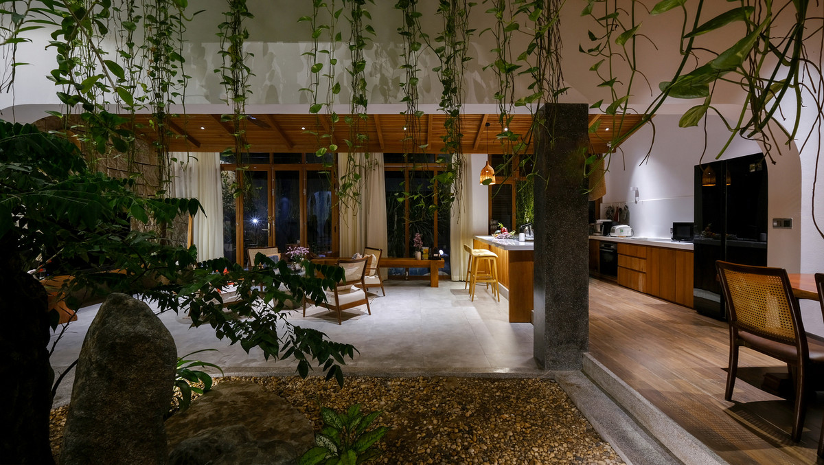 Nhà bếp với cửa sổ lớn mở ra bầu trời xanh tươi.