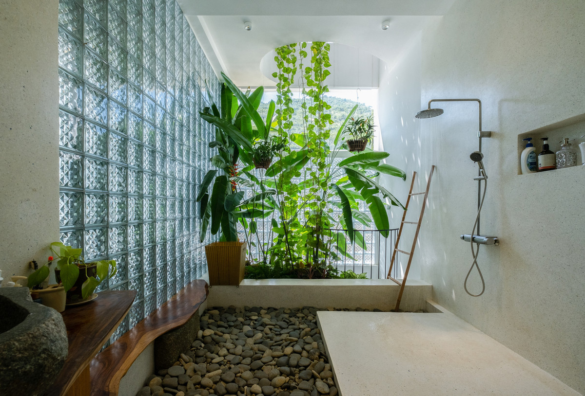 Phòng tắm nằm sát giếng trời, trải sỏi gần gũi thiên nhiên.