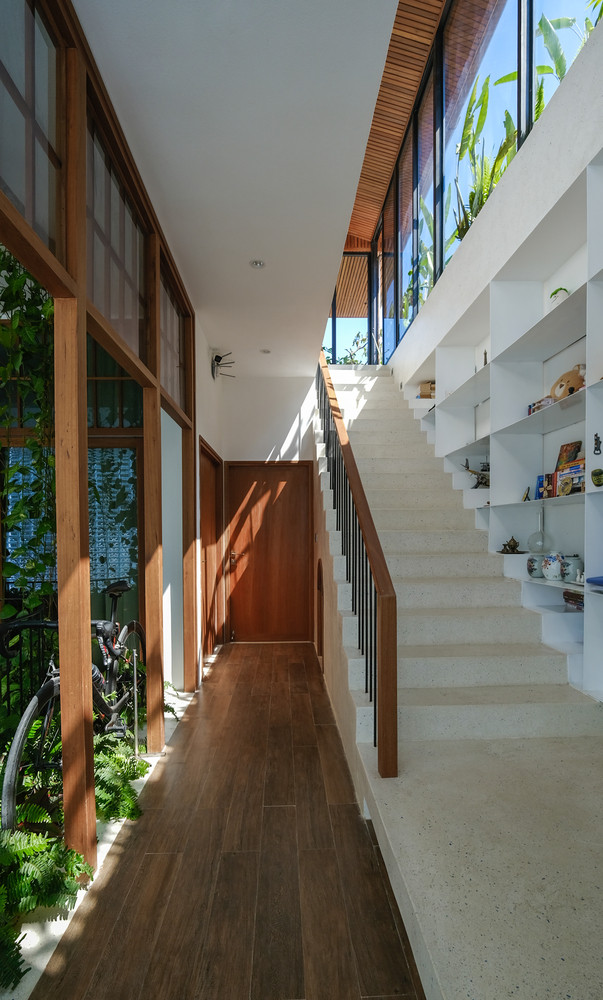 Cầu thang là không gian mở, dễ kết nối các thành viên trong gia đình.