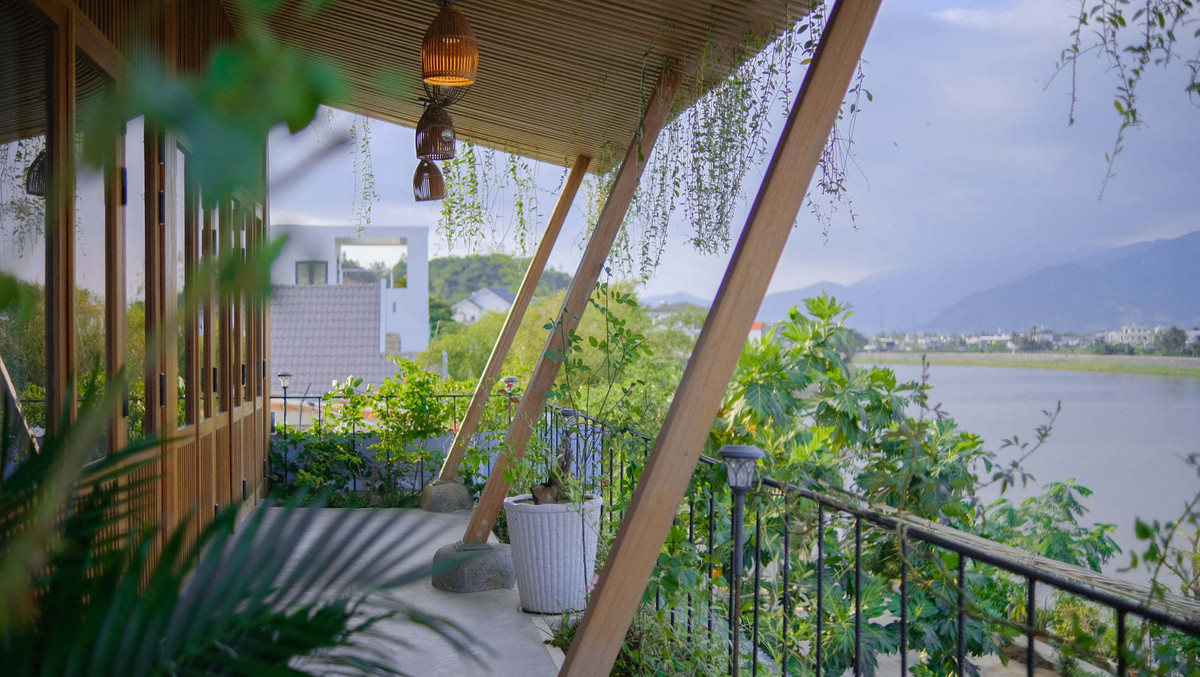 Lam gỗ, cửa gỗ cùng hàng cột chống mamg đậm nét Á Đông. Nguồn ảnh: Chon.a