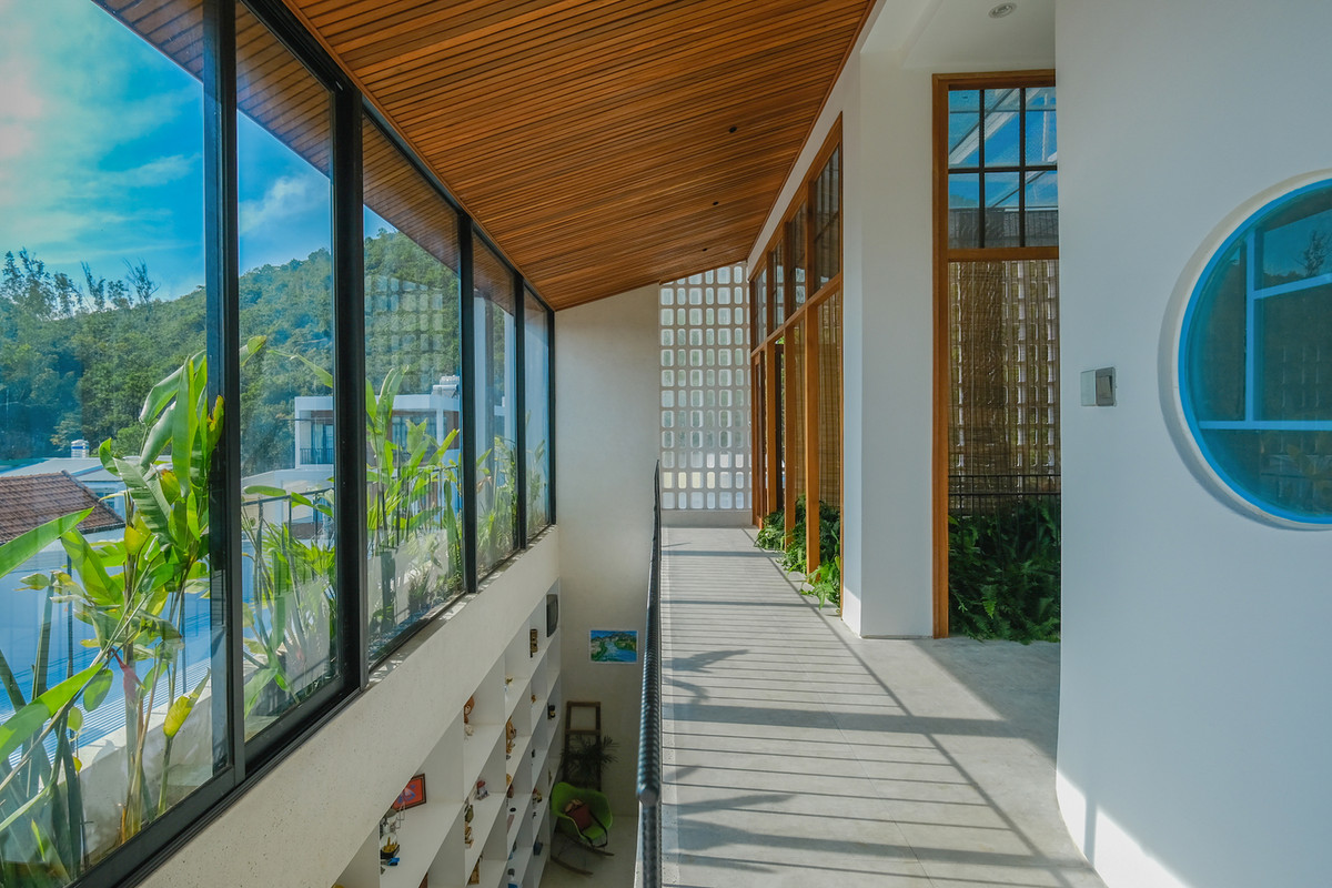 Để phù hợp với phong cách lãng mạn và yên bình, kiến trúc sư đã tạo ra một hiên uống trà và trò chuyện thân thiện cạnh hồ cá koi, nơi những chú chó thích tắm nắng mỗi sáng.