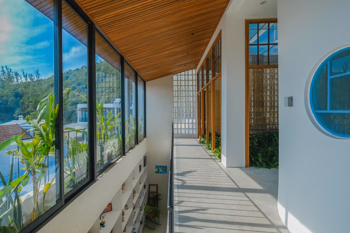 Để phù hợp với phong cách lãng mạn và yên bình, kiến trúc sư đã tạo ra một hiên uống trà và trò chuyện thân thiện cạnh hồ cá koi, nơi những chú chó thích tắm nắng mỗi sáng.