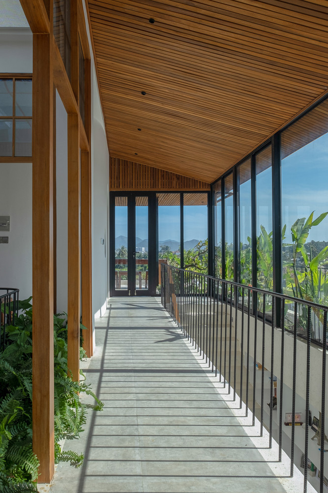 Căn nhà được xây dựng theo phong cách kiến trúc mộc mạc, nhiệt đới. Vật liệu gỗ và đá tạo nên những mạch cảm xúc kết nối từ trong ra ngoài một cách tự nhiên.