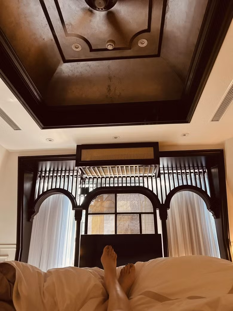 Phòng ngủ của vợ chồng Di Băng có màu đen chủ đạo.