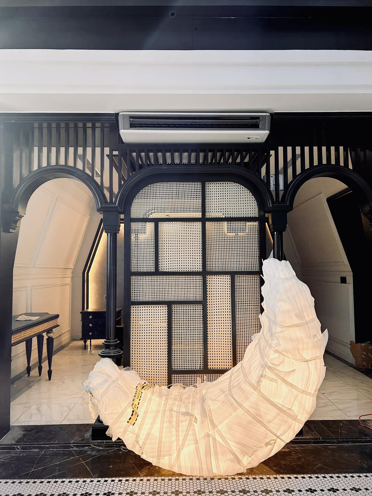 Để chiều lòng bà xã, doanh nhân Quốc Vũ dành một vị trí để mô hình mặt trăng siêu lớn.